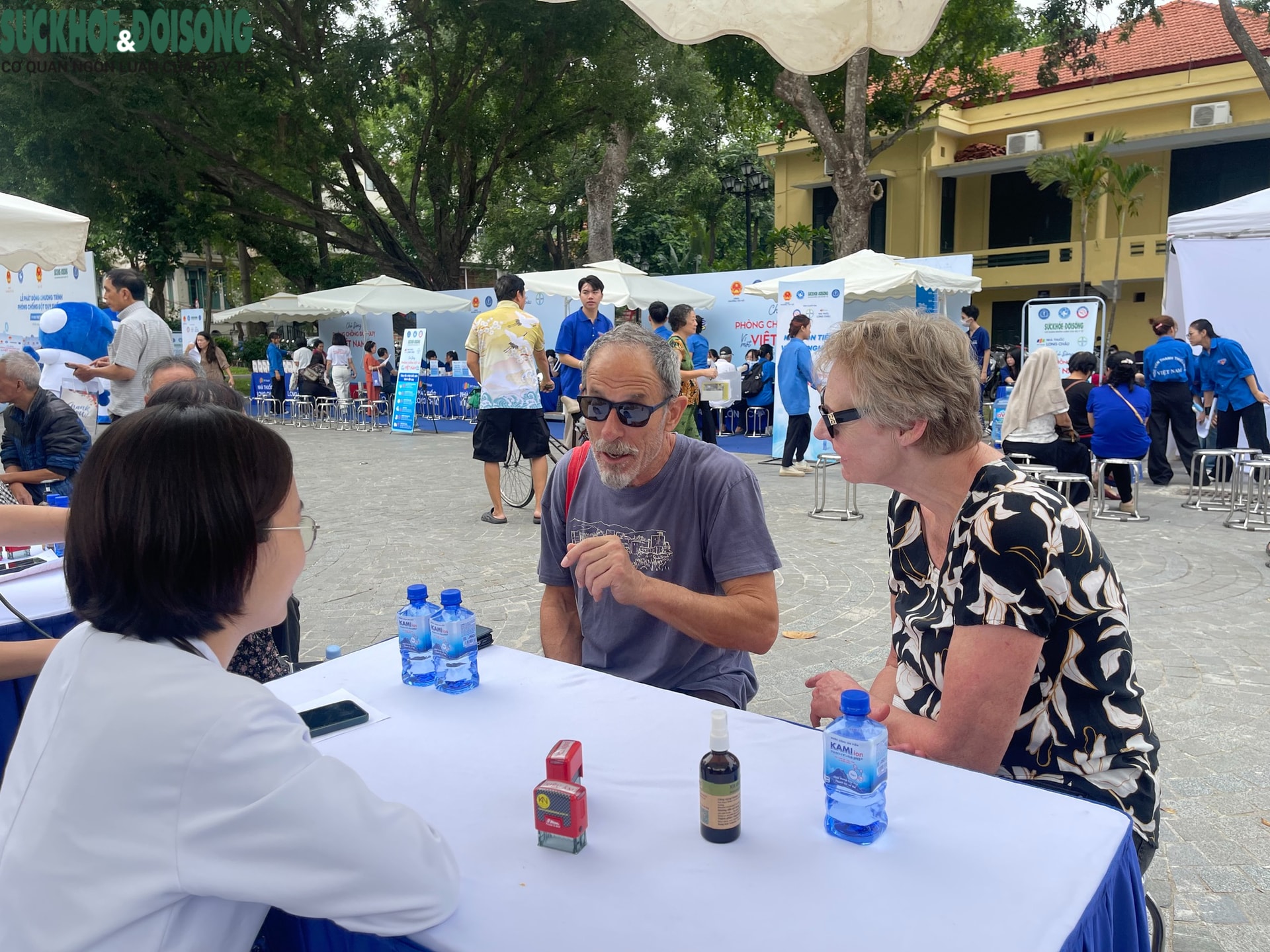 Người dân hào hứng tầm soát sức khỏe hưởng ứng Ngày Thế giới Phòng chống Đột quỵ- Ảnh 9. Người dân hào hứng tầm soát sức khỏe hưởng ứng Ngày Thế giới Phòng chống Đột quỵ- Ảnh 9.