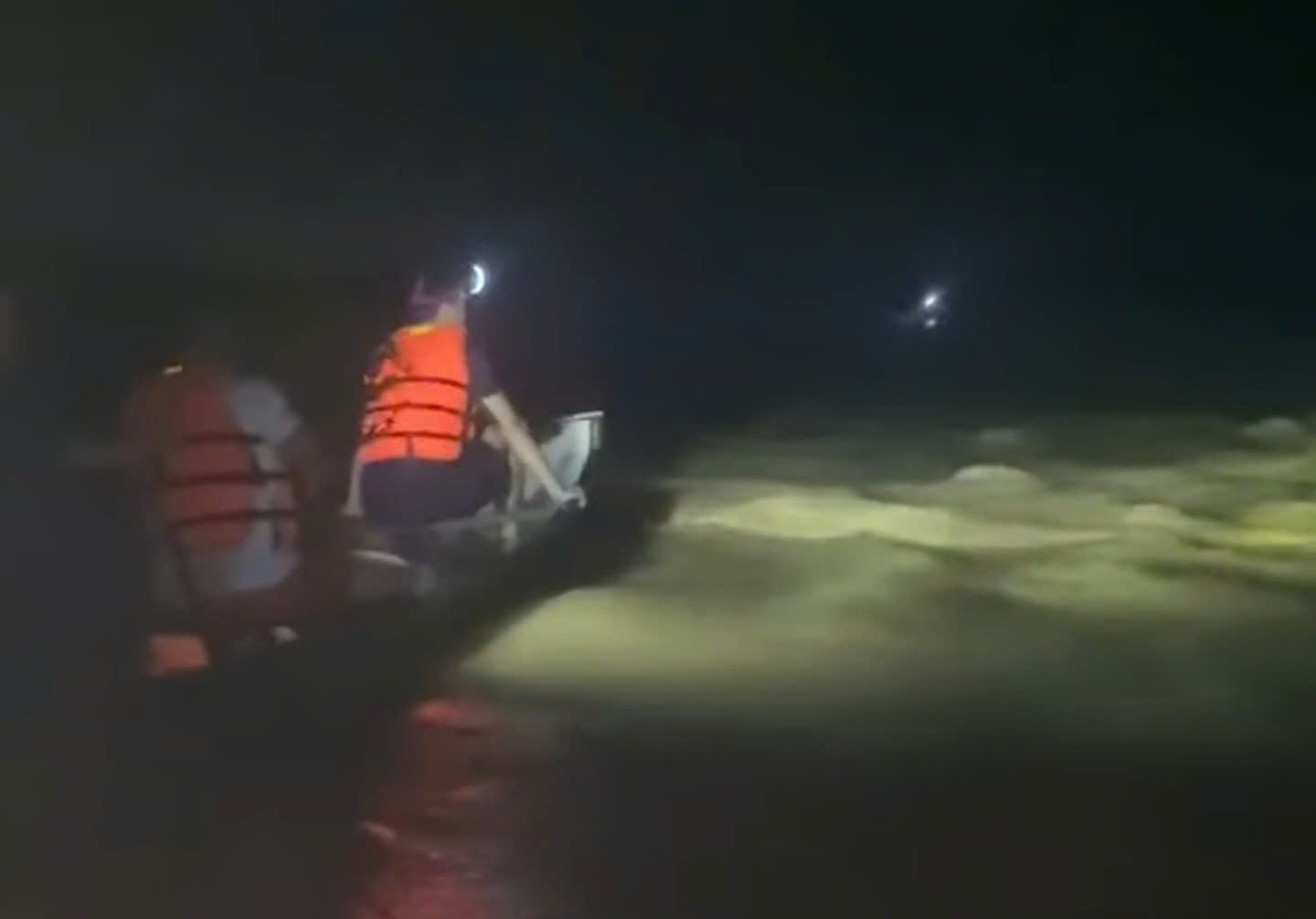 Lật ghe, 2 cha con mất tích- Ảnh 1.