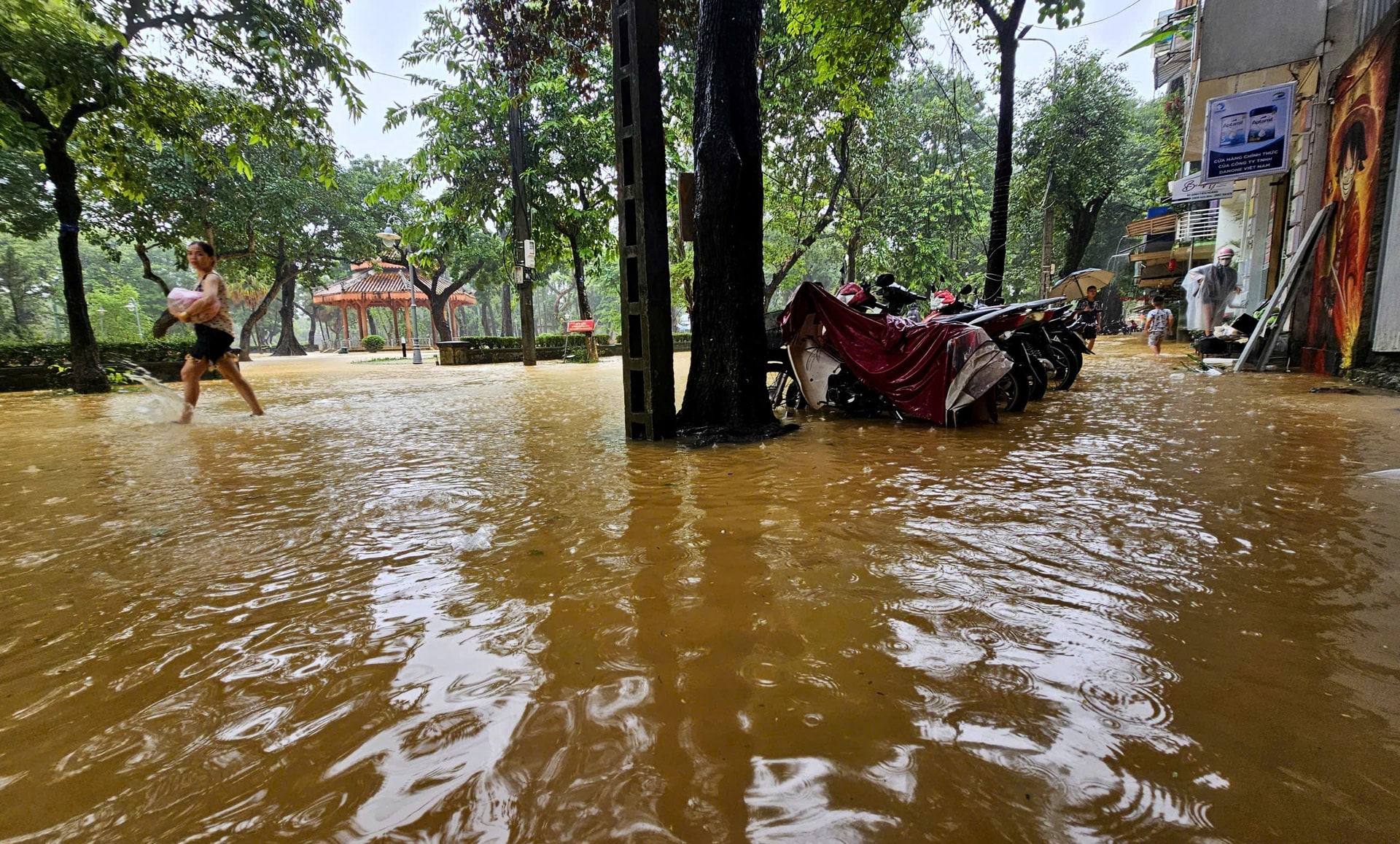 Lũ bủa vây Kinh thành Huế, người dân gồng mình giữa biển nước- Ảnh 4.