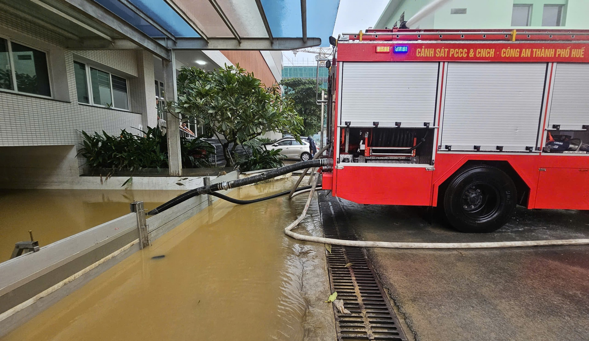 Lũ bủa vây Kinh thành Huế, người dân gồng mình giữa biển nước- Ảnh 9.