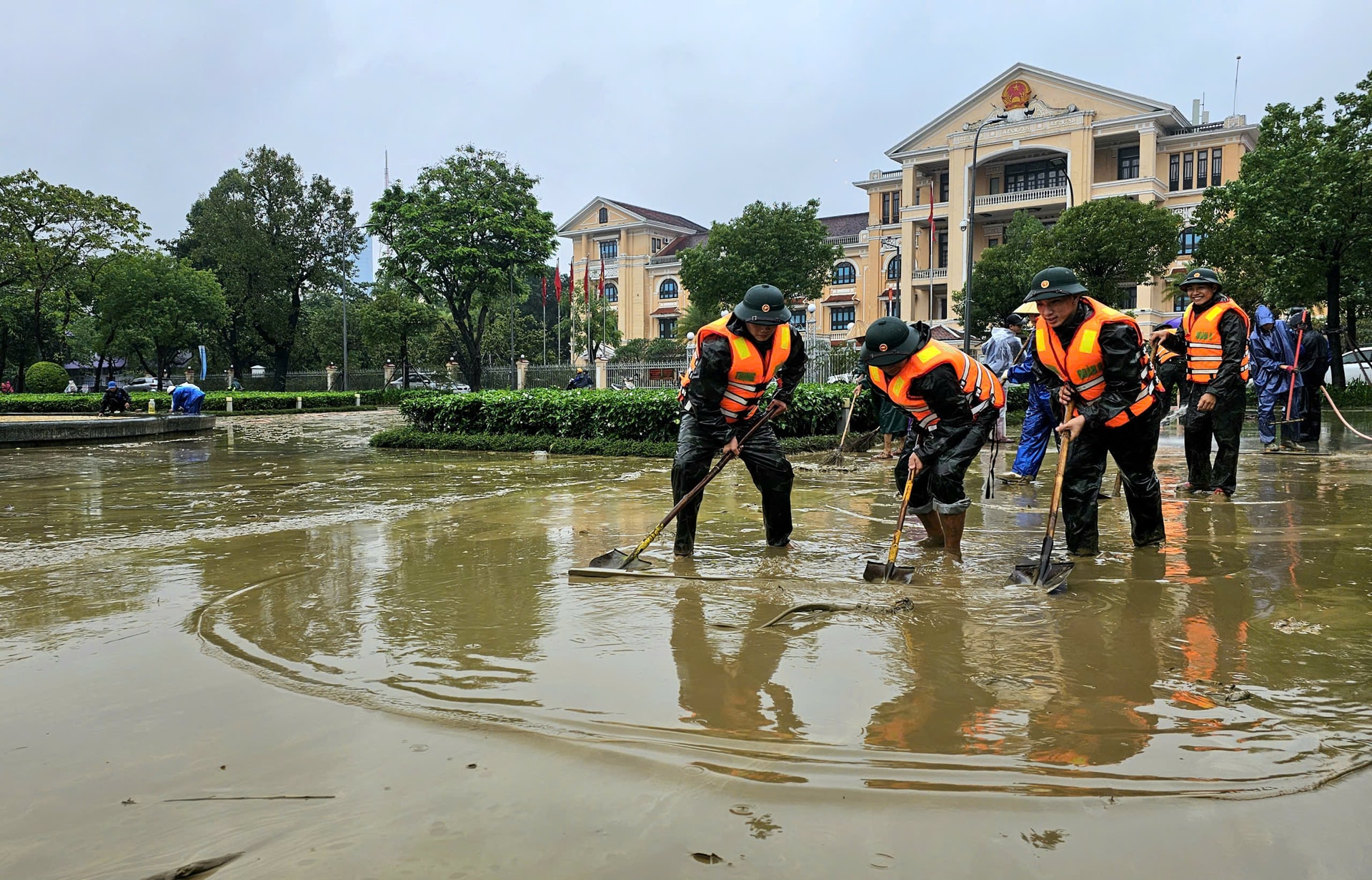 Lũ bủa vây Kinh thành Huế, người dân gồng mình giữa biển nước- Ảnh 8.