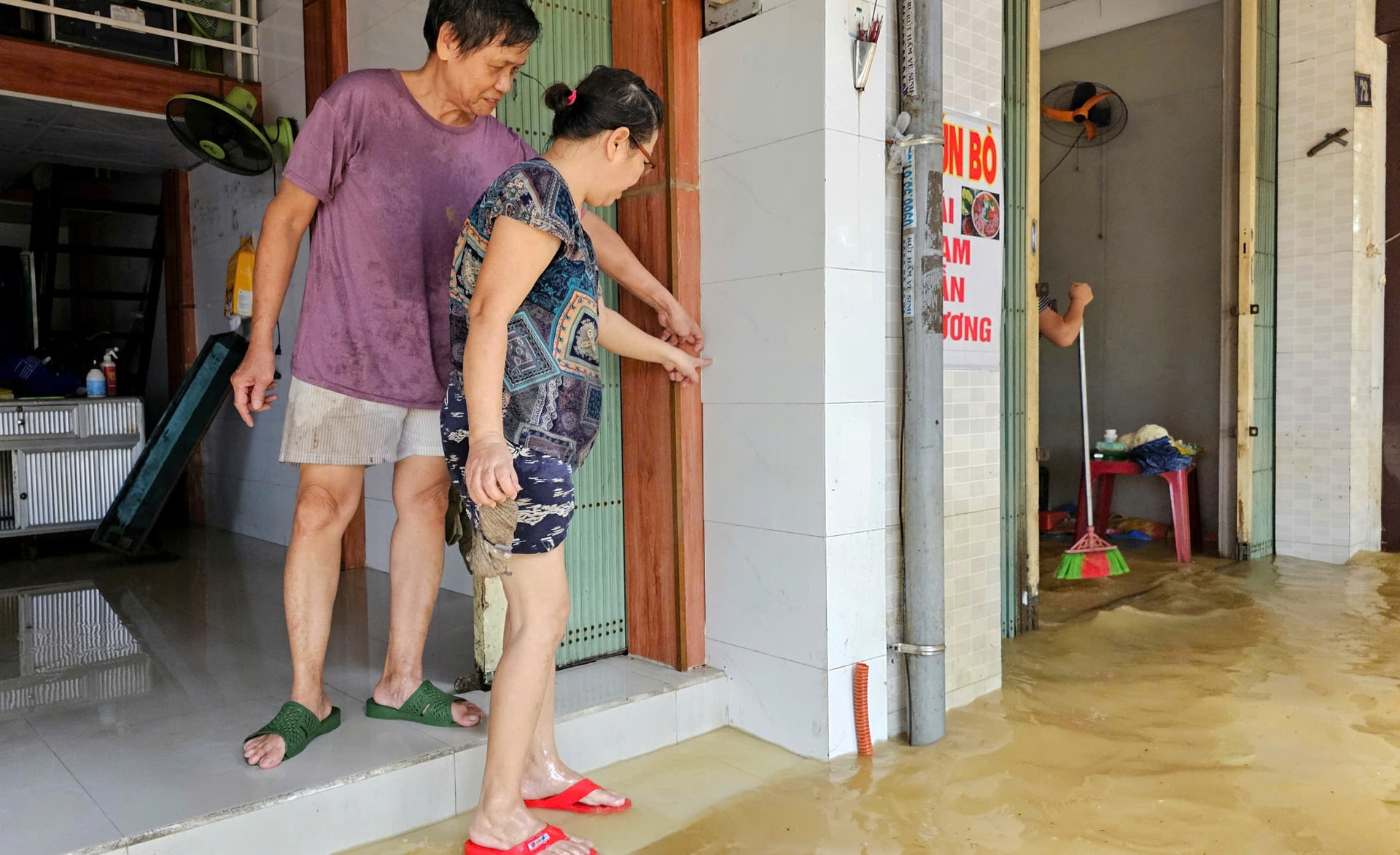 Lũ bủa vây Kinh thành Huế, người dân gồng mình giữa biển nước- Ảnh 7.