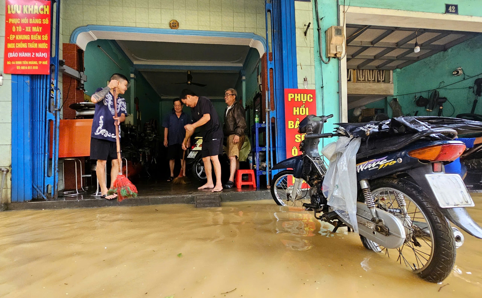 Lũ bủa vây Kinh thành Huế, người dân gồng mình giữa biển nước- Ảnh 3.