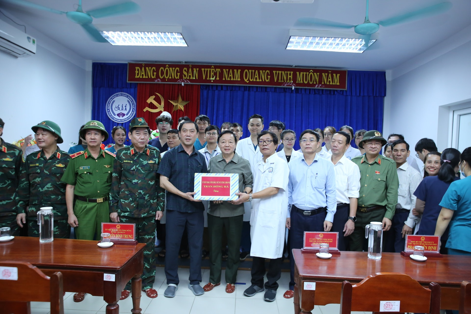 Phó Thủ tướng Chính phủ thăm và động viên nhân viên y tế, người bệnh vùng lũ ở Huế- Ảnh 4.