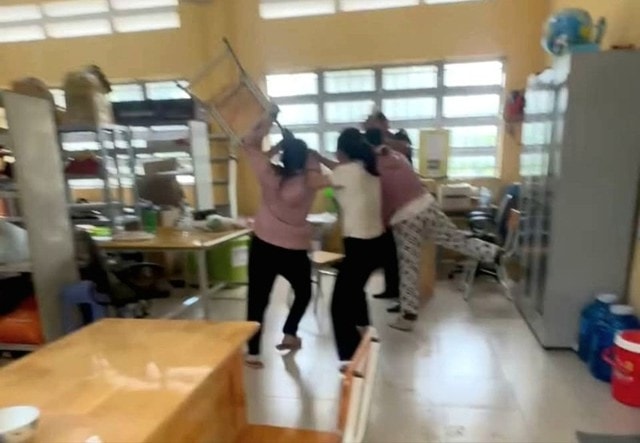 Phụ huynh hành hung giáo viên sẽ bị xử lý thế nào?- Ảnh 1.