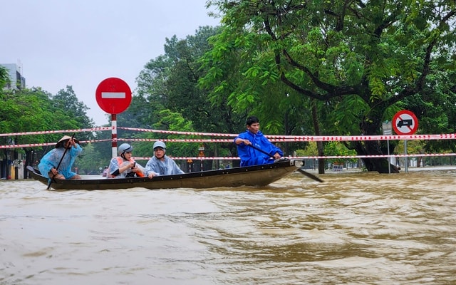 Mưa lũ tiếp tục bủa vây miền Trung, có nơi mưa rất to trên 400mm- Ảnh 2. Mưa lũ tiếp tục bủa vây miền Trung, có nơi mưa rất to trên 400mm- Ảnh 2.