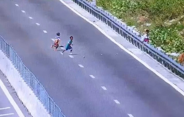 Phát hiện 3 trẻ em chặn xe, ném đá lên đường cao tốc Cam Lâm - Vĩnh Hảo- Ảnh 1.