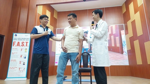 Hơn 300 sinh viên được mục sở thị kỹ thuật 'cứu người đột quỵ'- Ảnh 2.