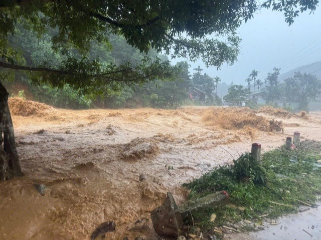 Lũ dữ trong đêm cuốn phăng 11 ngôi nhà ở vùng cao Đà Nẵng- Ảnh 2. Lũ dữ trong đêm cuốn phăng 11 ngôi nhà ở vùng cao Đà Nẵng- Ảnh 2.