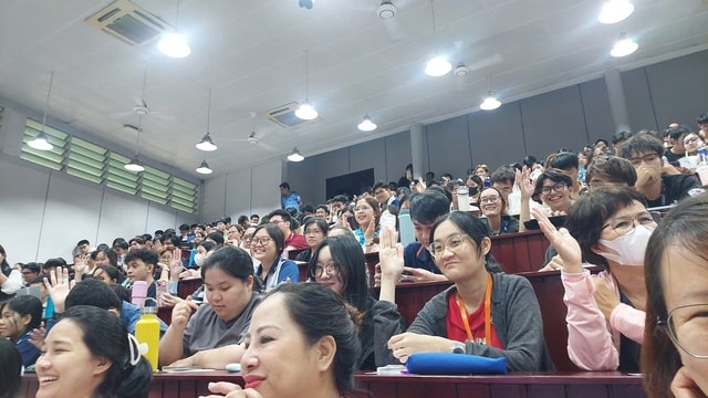 Hơn 300 sinh viên được mục sở thị kỹ thuật 'cứu người đột quỵ'- Ảnh 1.