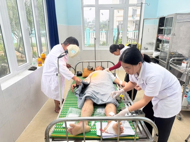 Đất núi bất ngờ đổ sụp, tài xế xe múc thoát chết trong gang tấc- Ảnh 1.