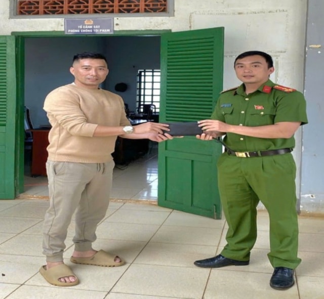 Nhặt được ví tiền gần 30 triệu đồng, 2 học sinh có hành động bất ngờ- Ảnh 2.