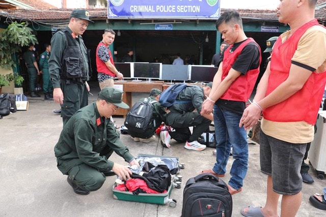 Đánh sập 'đại bản doanh' lừa đảo qua mạng ở Campuchia, bắt 59 đối tượng- Ảnh 1. Đánh sập 'đại bản doanh' lừa đảo qua mạng ở Campuchia, bắt 59 đối tượng- Ảnh 1.