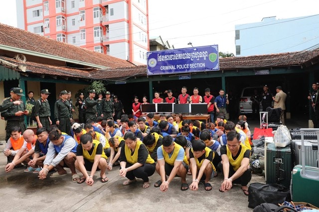 Đánh sập 'đại bản doanh' lừa đảo qua mạng ở Campuchia, bắt 59 đối tượng- Ảnh 2. Đánh sập 'đại bản doanh' lừa đảo qua mạng ở Campuchia, bắt 59 đối tượng- Ảnh 2.