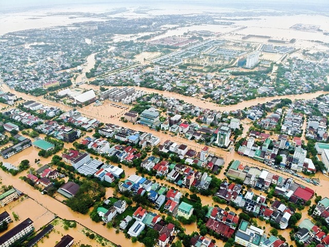 Hỗ trợ khẩn cấp 350 tỷ đồng cho TP Huế, Quảng Trị, Quảng Ngãi khắc phục thiệt hại mưa lũ- Ảnh 1. Hỗ trợ khẩn cấp 350 tỷ đồng cho TP Huế, Quảng Trị, Quảng Ngãi khắc phục thiệt hại mưa lũ- Ảnh 1.