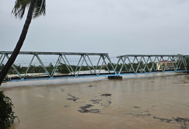 Lũ trên sông ở Huế và Đà Nẵng lại tiếp tục lên- Ảnh 2. Lũ trên sông ở Huế và Đà Nẵng lại tiếp tục lên- Ảnh 2.