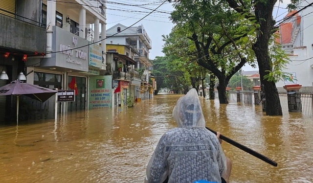 Lũ trên các sông ở Huế lên trở lại, chấn chỉnh tình trạng 'chặt chém' dịch vụ cứu hộ- Ảnh 2. Lũ trên các sông ở Huế lên trở lại, chấn chỉnh tình trạng 'chặt chém' dịch vụ cứu hộ- Ảnh 2.