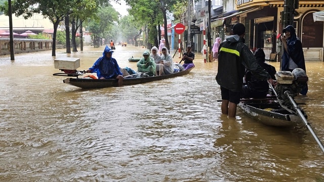 Lũ trên các sông ở Huế lên trở lại, chấn chỉnh tình trạng 'chặt chém' dịch vụ cứu hộ- Ảnh 1. Lũ trên các sông ở Huế lên trở lại, chấn chỉnh tình trạng 'chặt chém' dịch vụ cứu hộ- Ảnh 1.