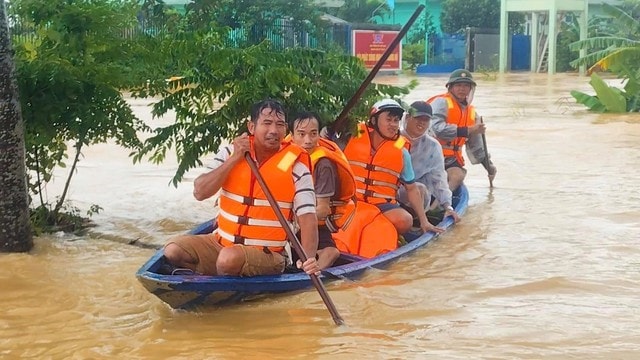 Mưa lũ nghiêm trọng ở miền Trung: Hơn 100.000 ngôi nhà ngập sâu, hàng chục nghìn người sơ tán- Ảnh 2.