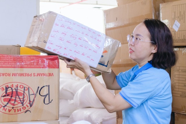 TPHCM tiếp nhận hơn 174 tỷ đồng, 10 nghìn túi thuốc, 120 tấn gạo và nhu yếu phẩm hỗ trợ đồng bào gặp bão, lũ- Ảnh 2. TPHCM tiếp nhận hơn 174 tỷ đồng, 10 nghìn túi thuốc, 120 tấn gạo và nhu yếu phẩm hỗ trợ đồng bào gặp bão, lũ- Ảnh 2.