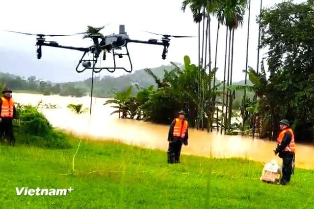 Quân khu 5 sử dụng thiết bị chuyên dụng máy bay không người lái cứu trợ vùng cô lập Trà My- Ảnh 1. Quân khu 5 sử dụng thiết bị chuyên dụng máy bay không người lái cứu trợ vùng cô lập Trà My- Ảnh 1.