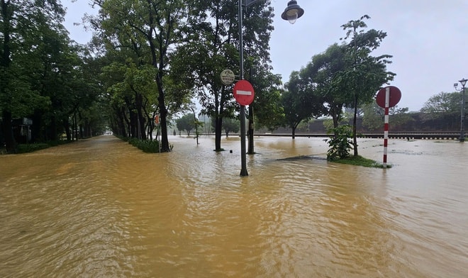 Lũ bủa vây Kinh thành Huế, người dân gồng mình giữa biển nước- Ảnh 2.