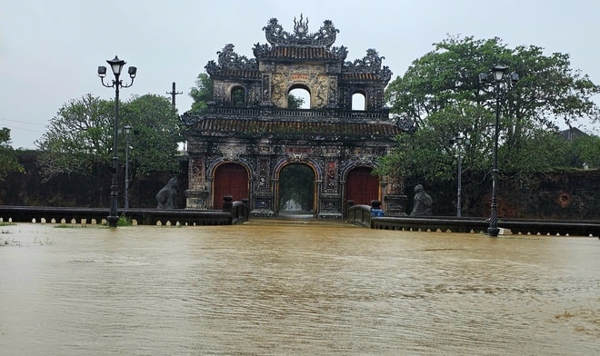 Lũ bủa vây Kinh thành Huế, người dân gồng mình giữa biển nước- Ảnh 1.