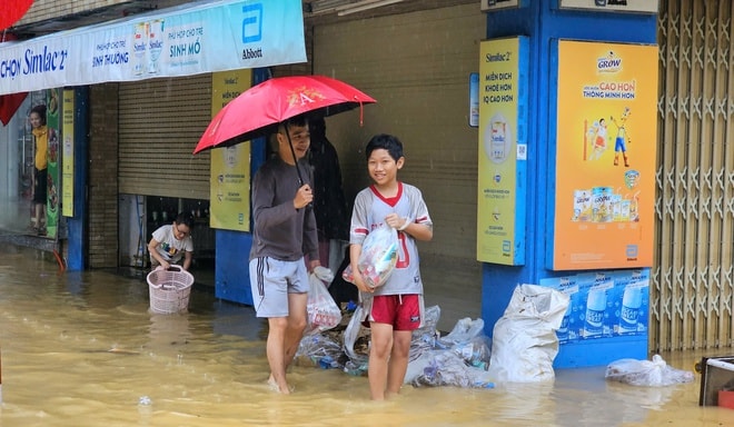 Lũ bủa vây Kinh thành Huế, người dân gồng mình giữa biển nước- Ảnh 6.