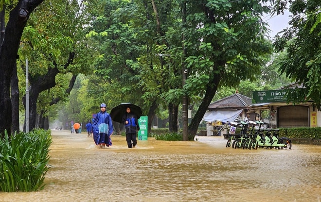 Lũ bủa vây Kinh thành Huế, người dân gồng mình giữa biển nước- Ảnh 5.