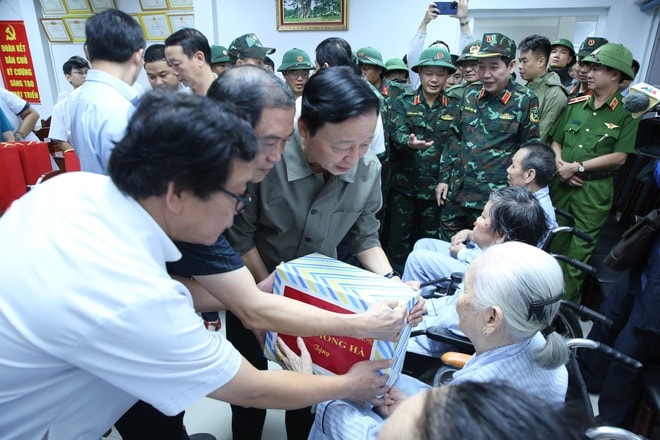 Phó Thủ tướng Chính phủ thăm và động viên nhân viên y tế, người bệnh vùng lũ ở Huế- Ảnh 3.