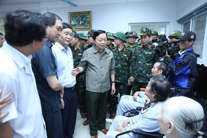 Phó Thủ tướng Chính phủ thăm và động viên nhân viên y tế, người bệnh vùng lũ ở Huế- Ảnh 2.