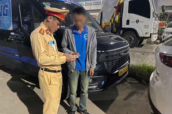 Phát hiện tài xế xe khách Limousine dương tính ma túy trên đường Cầu Diễn, Hà Nội- Ảnh 1. Phát hiện tài xế xe khách Limousine dương tính ma túy trên đường Cầu Diễn, Hà Nội- Ảnh 1.