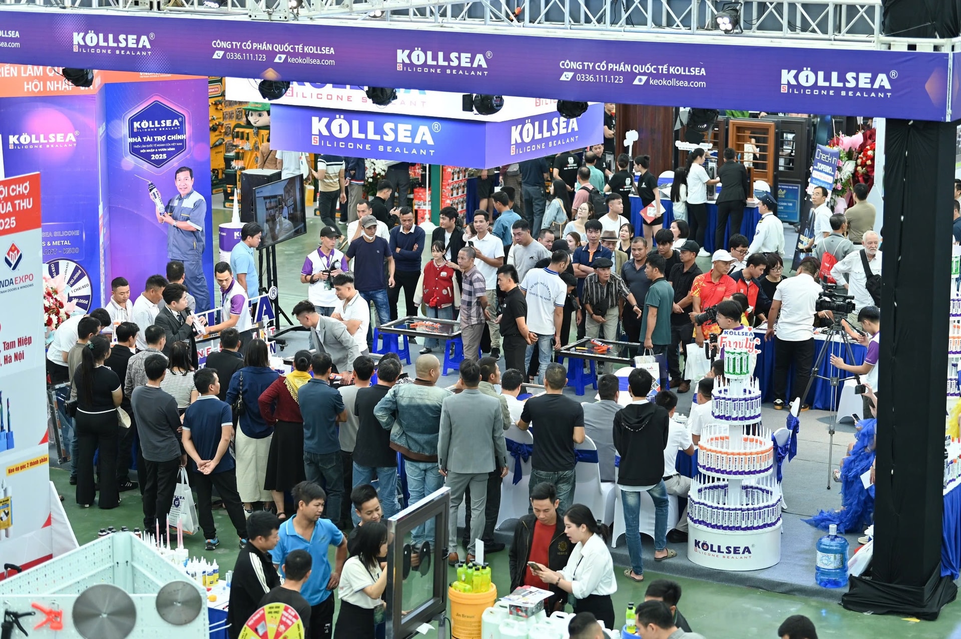 Hội chợ Mùa Thu lần thứ nhất – 2025: Các gian hàng quốc tế hút khách, giao thương sôi động- Ảnh 1.