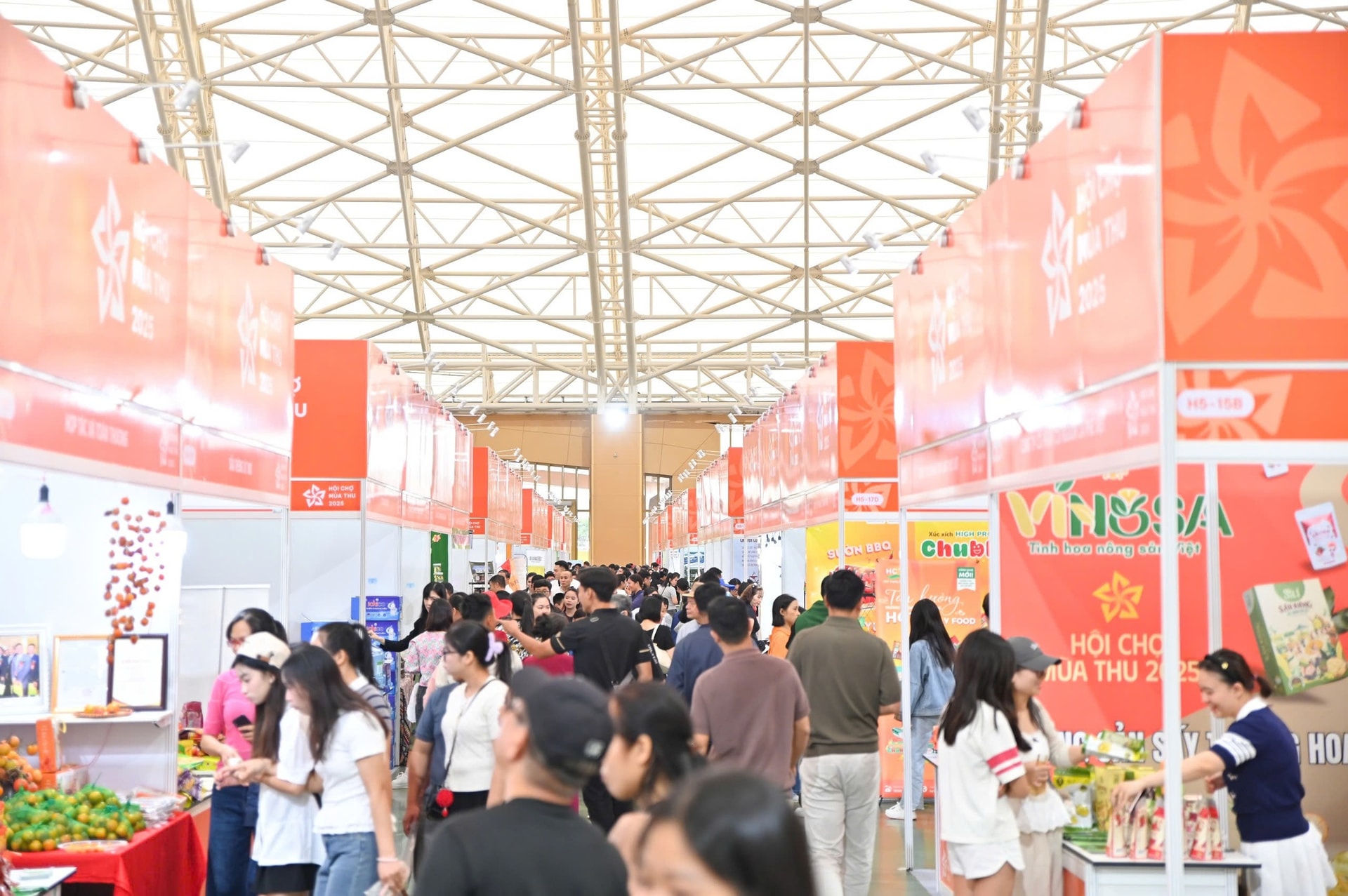 Hội chợ Mùa Thu lần thứ nhất – 2025: Các gian hàng quốc tế hút khách, giao thương sôi động- Ảnh 2.