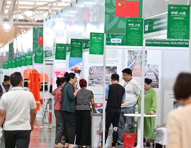 Hội chợ Mùa Thu lần thứ nhất – 2025: Các gian hàng quốc tế hút khách, giao thương sôi động- Ảnh 3.