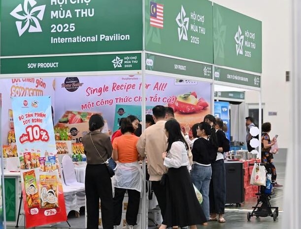 Hội chợ Mùa Thu lần thứ nhất – 2025: Các gian hàng quốc tế hút khách, giao thương sôi động- Ảnh 4.