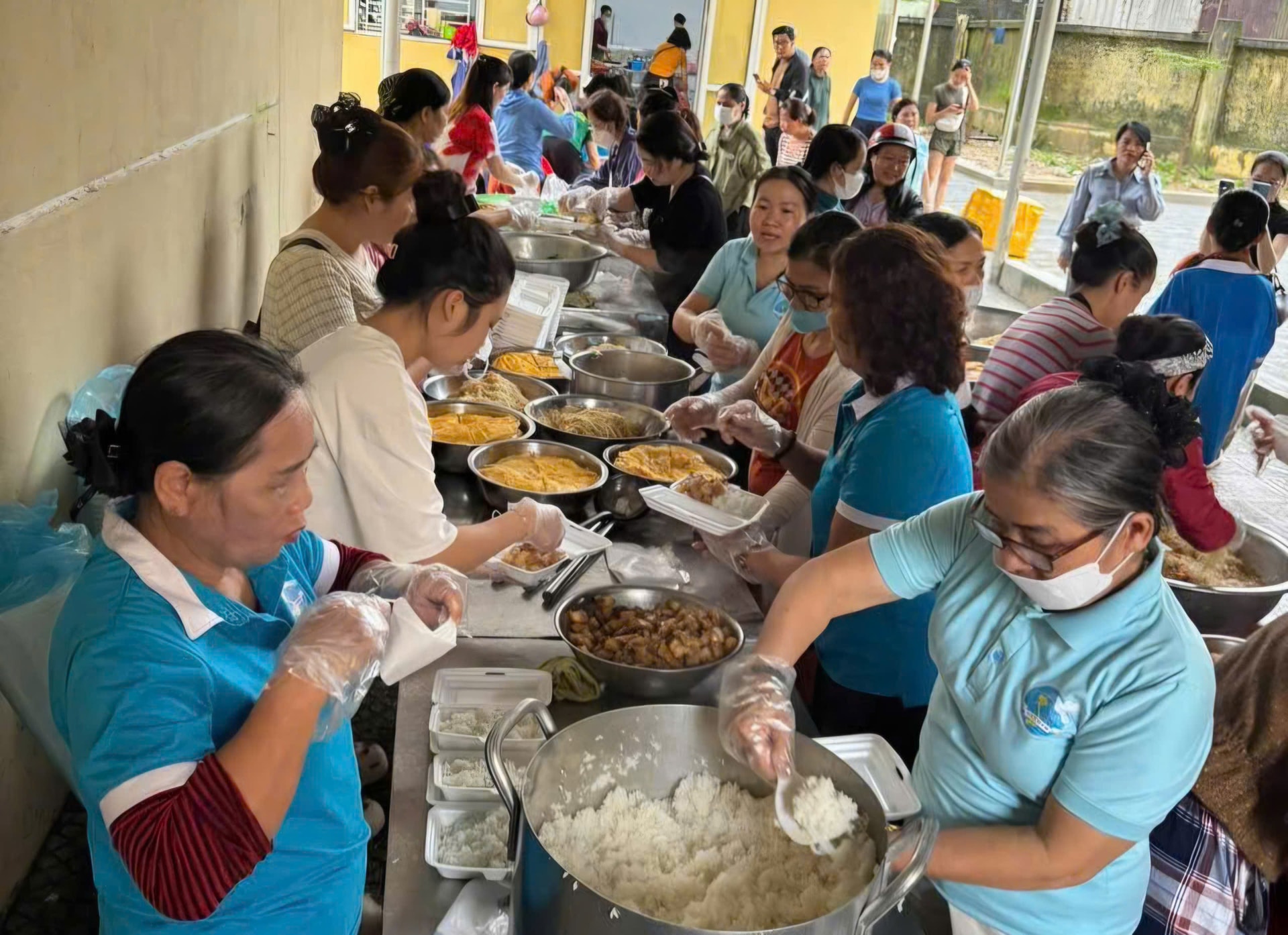 Tình người trong cơn lũ lịch sử- Ảnh 5.