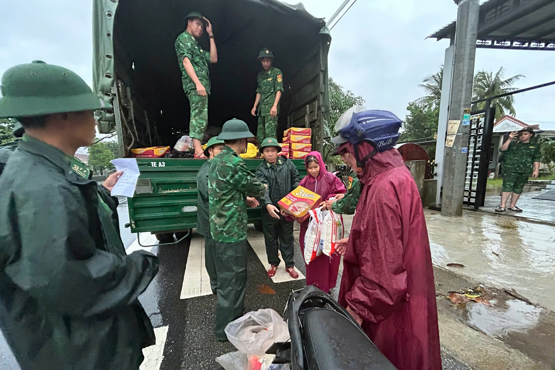 Tình người trong cơn lũ lịch sử- Ảnh 1.