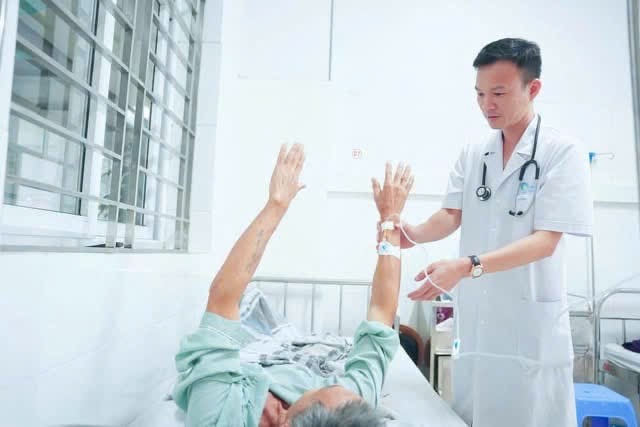 Can thiệp nội mạch kịp thời, cứu sống bệnh nhân đột quỵ nguy kịch- Ảnh 2.