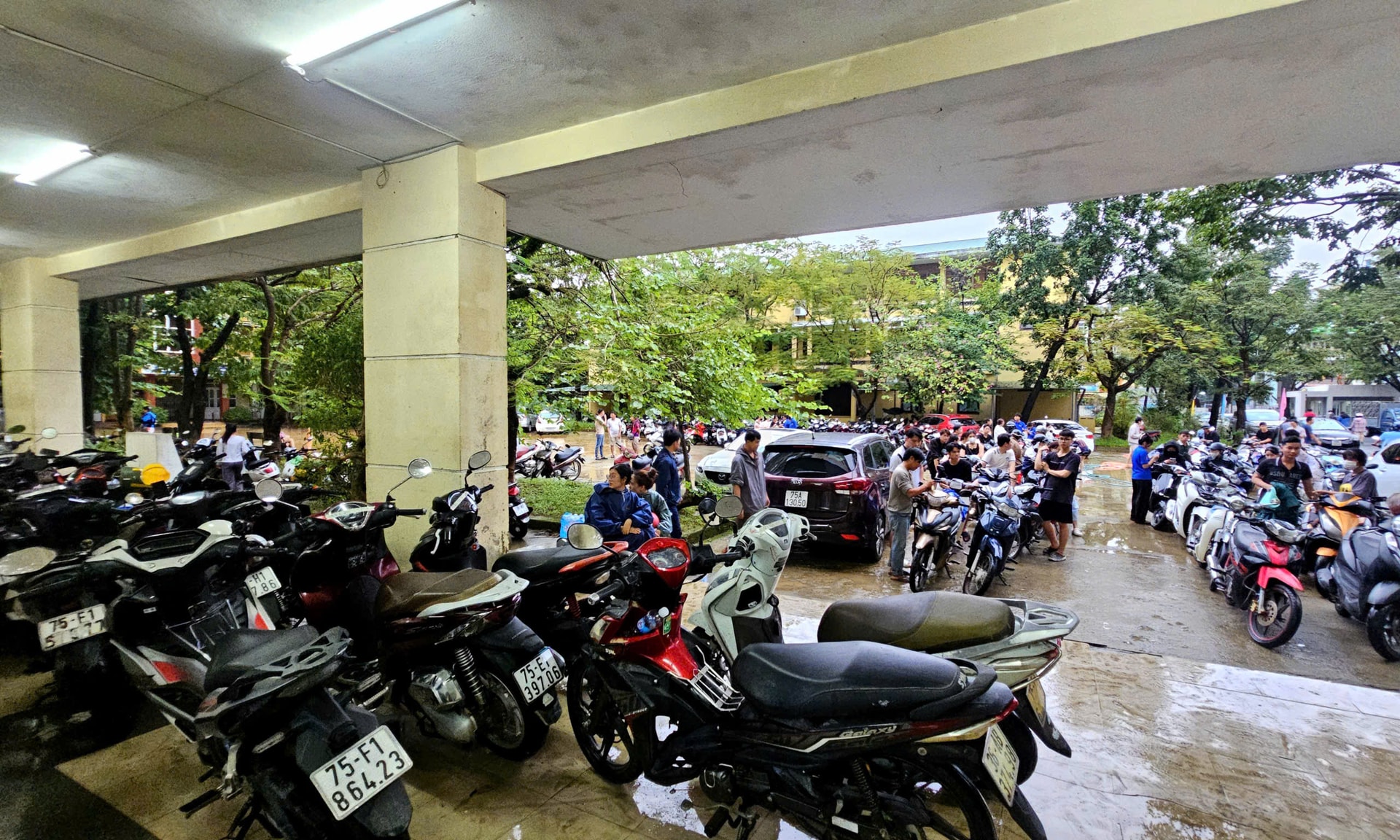 Lũ rút, 'bác sĩ xe máy' mang đồ nghề ra Huế giúp dân- Ảnh 3. Lũ rút, 'bác sĩ xe máy' mang đồ nghề ra Huế giúp dân- Ảnh 3.