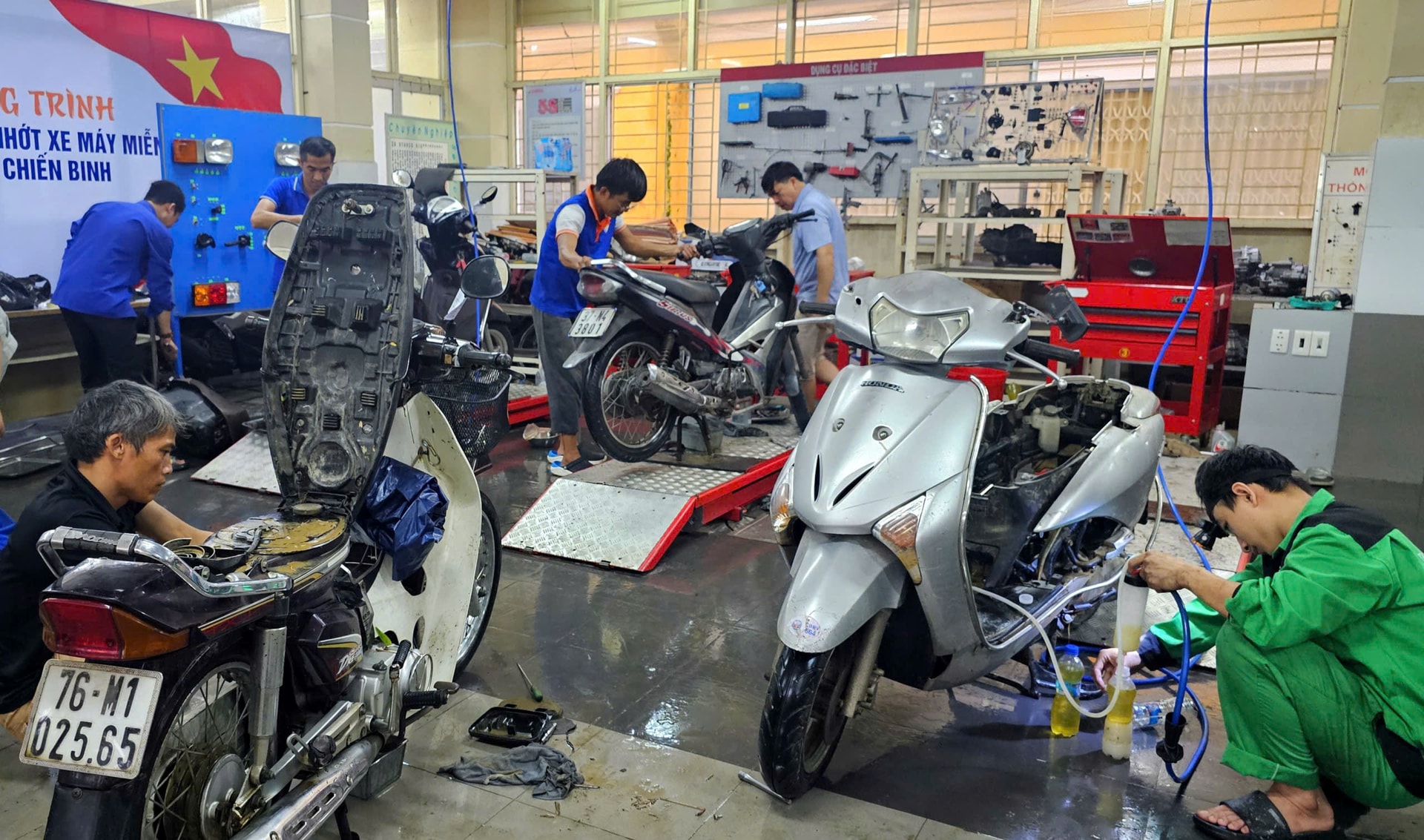 Lũ rút, 'bác sĩ xe máy' mang đồ nghề ra Huế giúp dân- Ảnh 2. Lũ rút, 'bác sĩ xe máy' mang đồ nghề ra Huế giúp dân- Ảnh 2.