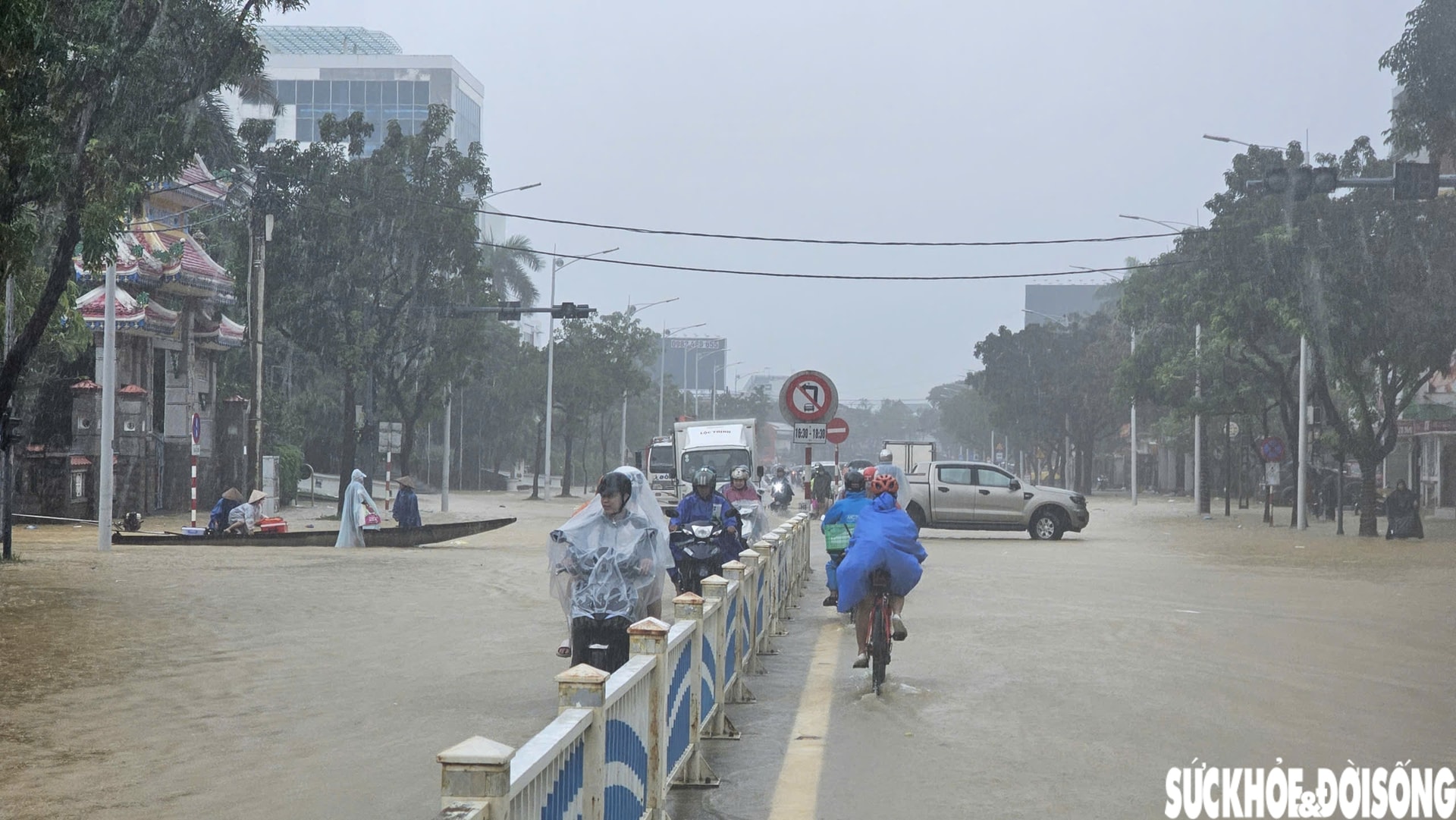 Hàng loạt ô tô, xe máy bị nhấn chìm trong bùn đất, xe cứu hộ 'đắt sô'- Ảnh 1.