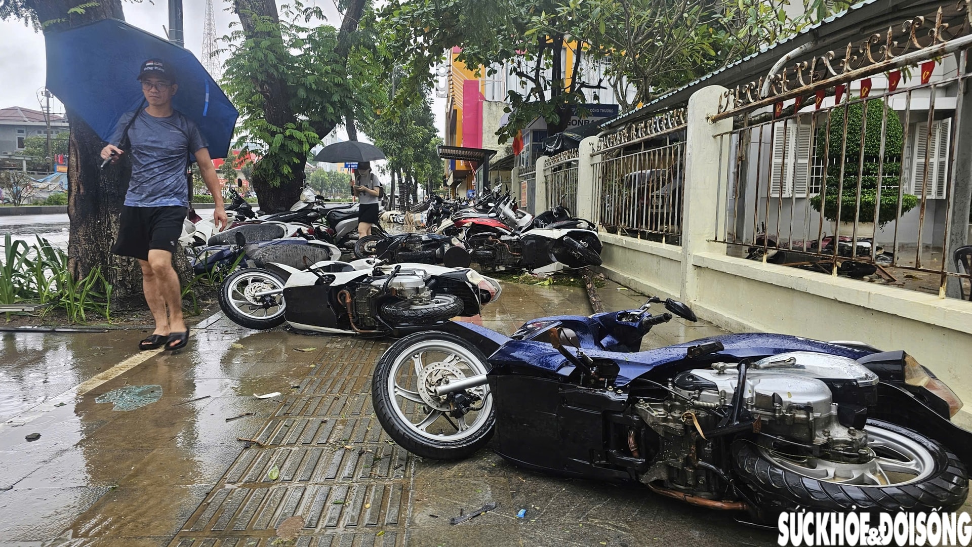 Hàng loạt ô tô, xe máy bị nhấn chìm trong bùn đất, xe cứu hộ 'đắt sô'- Ảnh 2.