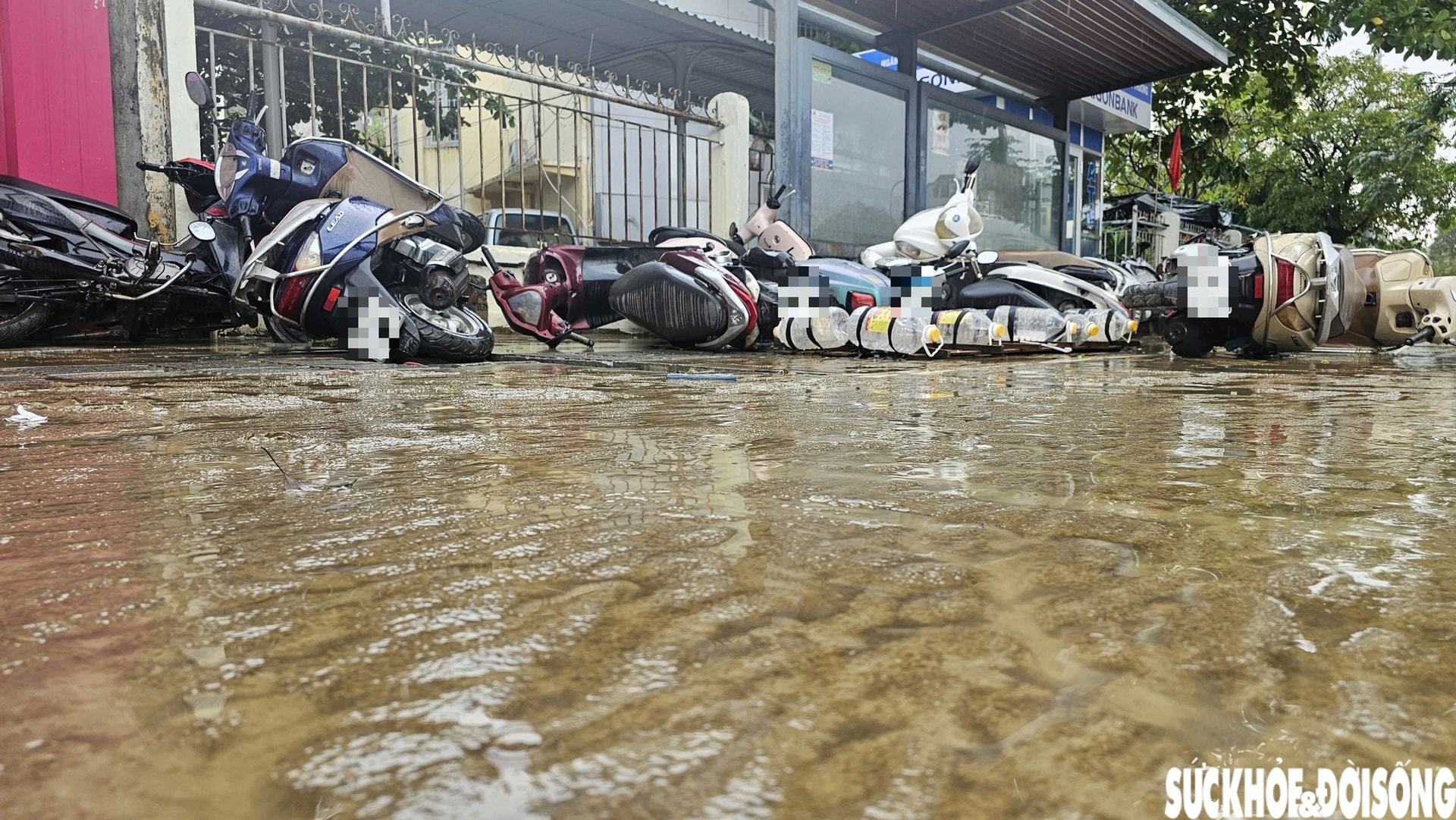 Hàng loạt ô tô, xe máy bị nhấn chìm trong bùn đất, xe cứu hộ 'đắt sô'- Ảnh 3.