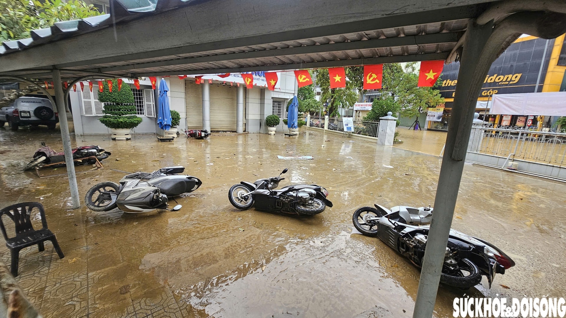 Hàng loạt ô tô, xe máy bị nhấn chìm trong bùn đất, xe cứu hộ 'đắt sô'- Ảnh 4.