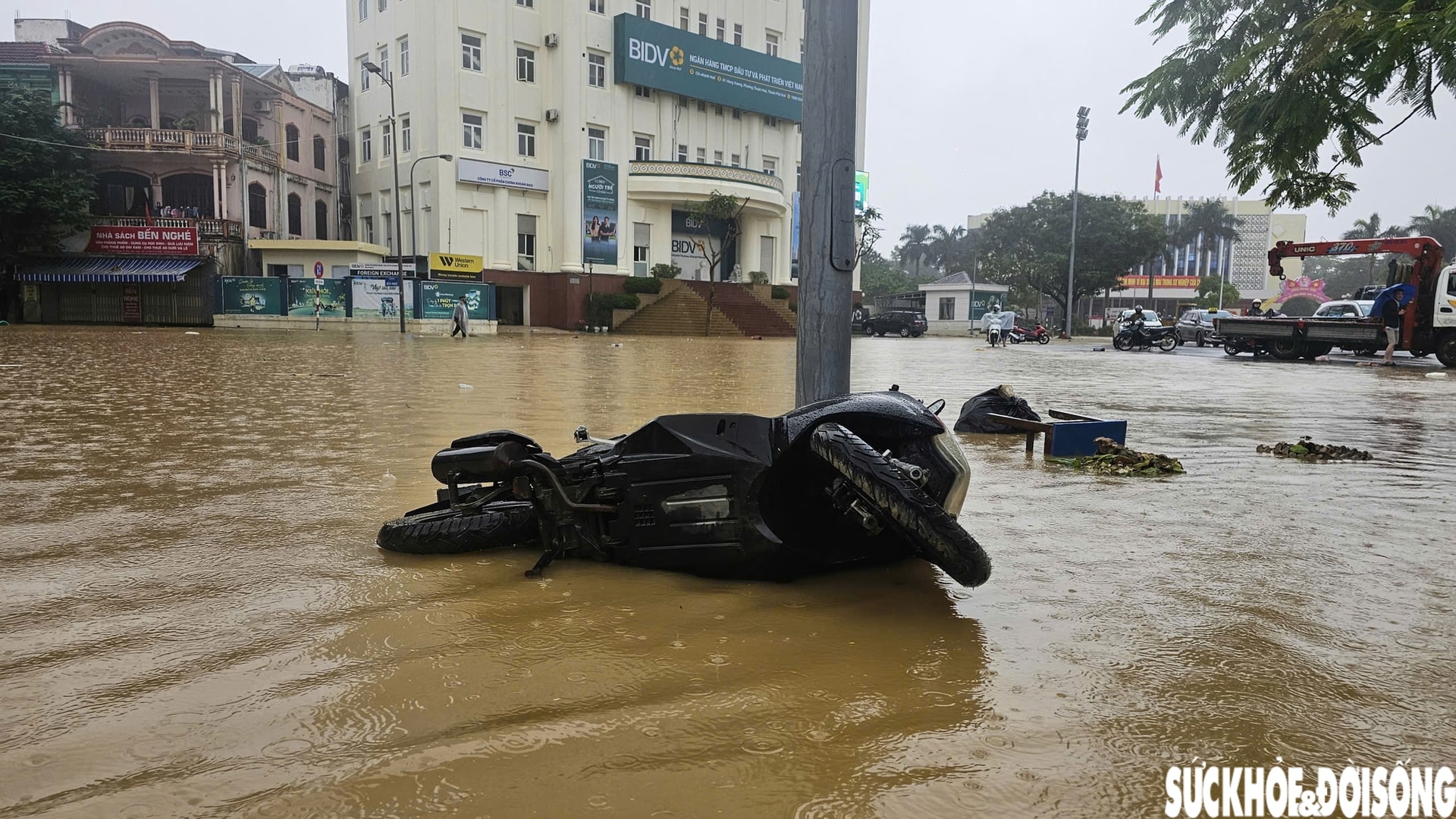 Hàng loạt ô tô, xe máy bị nhấn chìm trong bùn đất, xe cứu hộ 'đắt sô'- Ảnh 5.