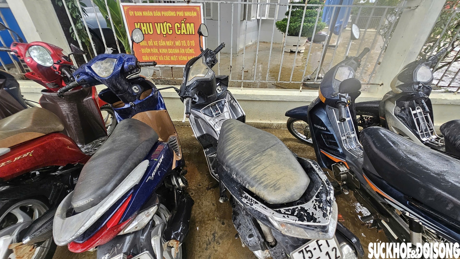 Hàng loạt ô tô, xe máy bị nhấn chìm trong bùn đất, xe cứu hộ 'đắt sô'- Ảnh 6.