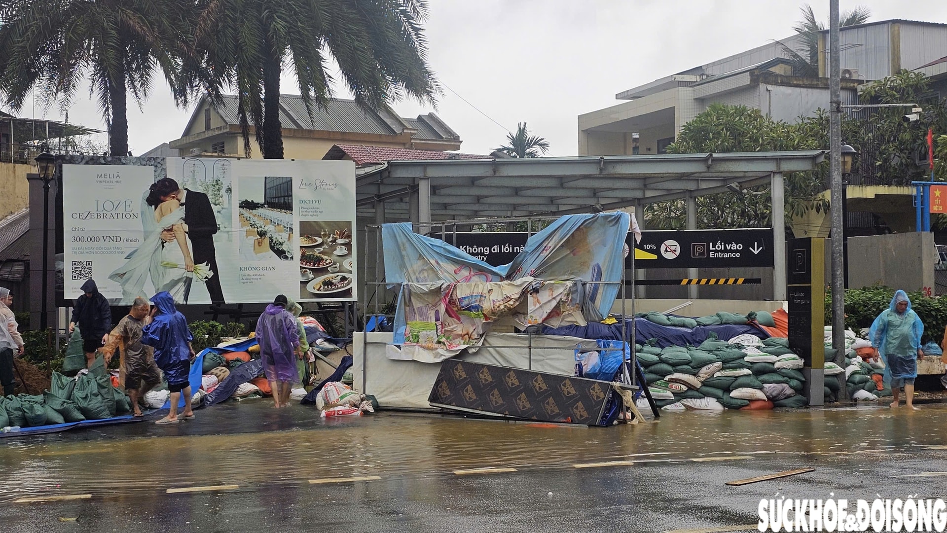 Hàng loạt ô tô, xe máy bị nhấn chìm trong bùn đất, xe cứu hộ 'đắt sô'- Ảnh 7.