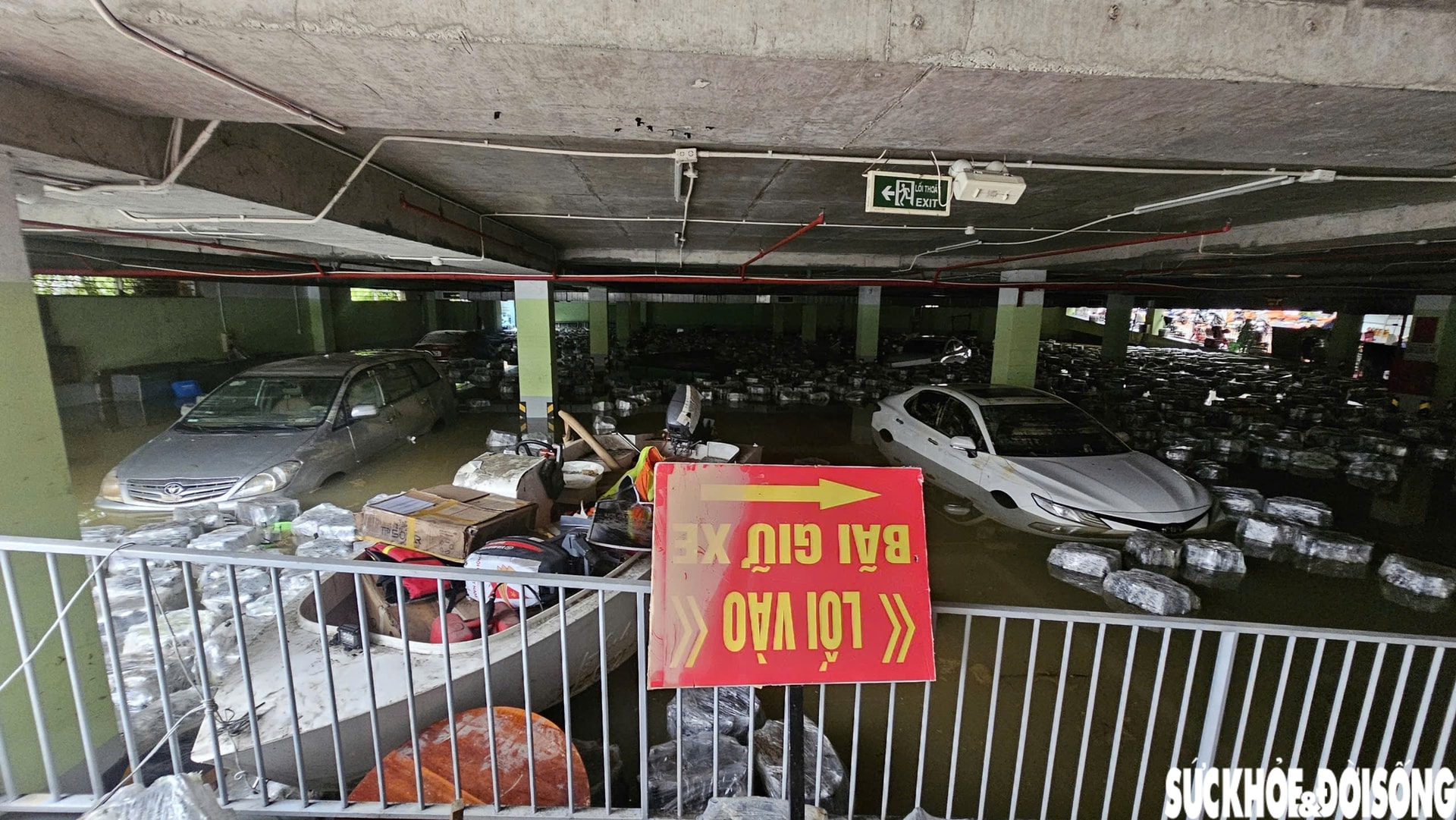 Hàng loạt ô tô, xe máy bị nhấn chìm trong bùn đất, xe cứu hộ 'đắt sô'- Ảnh 8.