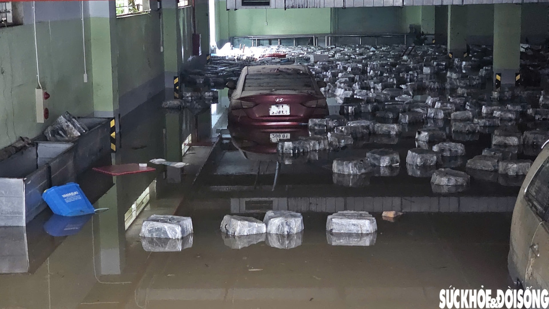 Hàng loạt ô tô, xe máy bị nhấn chìm trong bùn đất, xe cứu hộ 'đắt sô'- Ảnh 9.